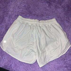 Lululemon Hottie Hots White Women's Shorts Elastic Waist Stretch Lined 4"